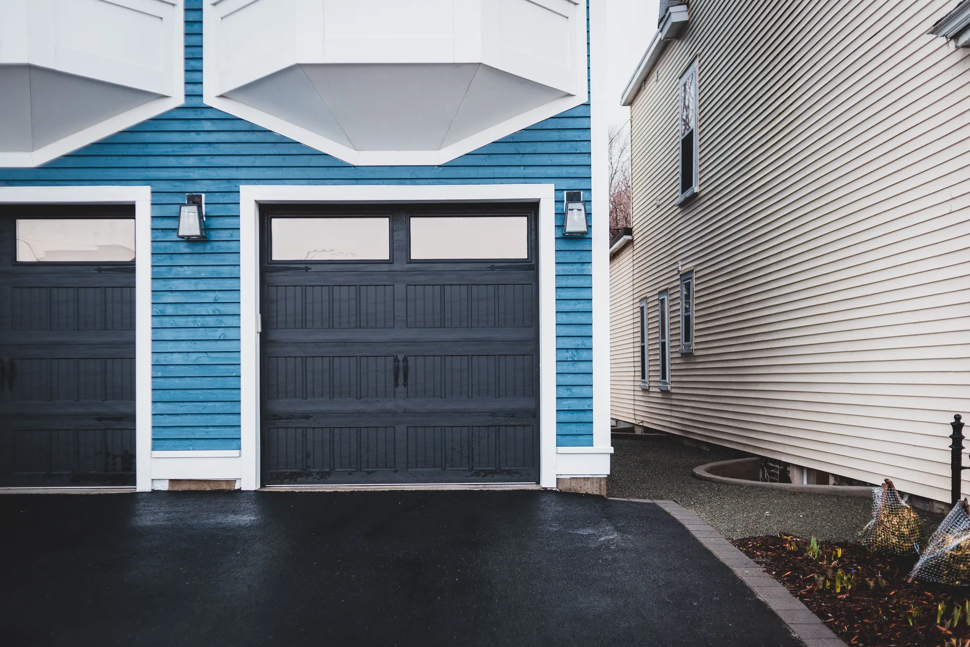 Residential garage door in Saginaw